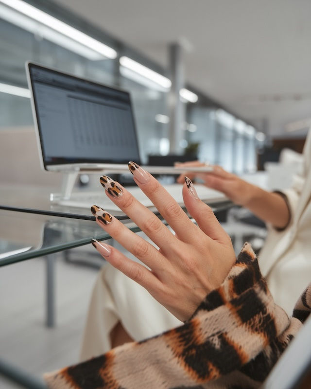 Professionelle Leoparden Nägel mit dezenten Akzenten, ideal für das Büro, um Stilbewusstsein und Eleganz zu zeigen