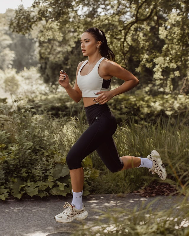 Sportliche Nägel mit Leopardenmuster, die perfekt zu einem dynamischen Outfit passen und beim Laufen für einen wilden Look sorgen