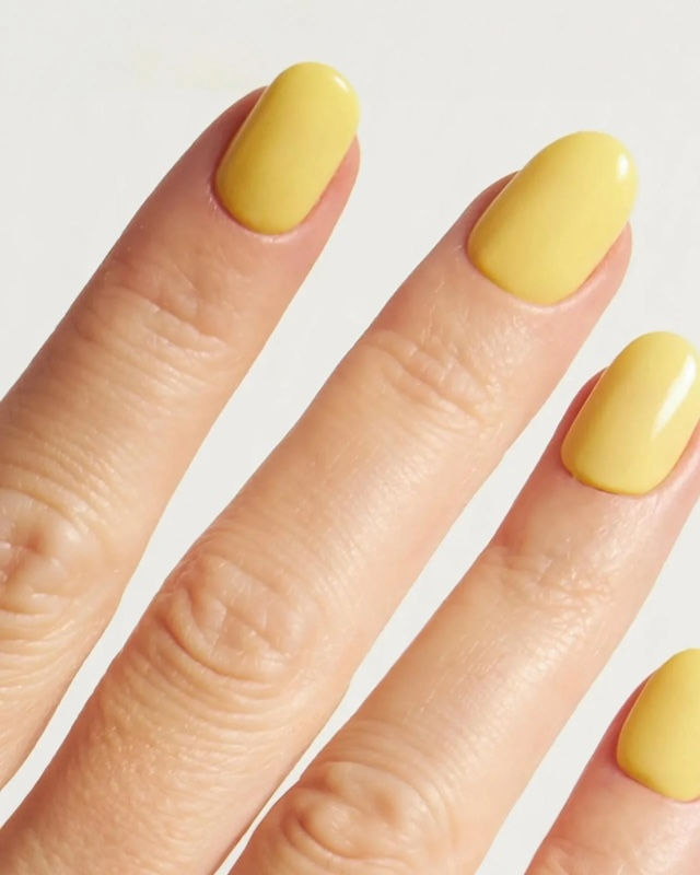 Banana Split Dipping Powder: Zarte Pastellgelbe Nägel, die Frische und gute Laune ausstrahlen, ideal für einen modernen, stilvollen Look