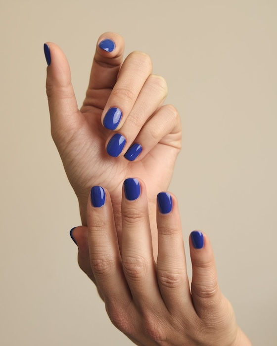  Dunkelblaue Nägel mit glänzendem Finish, ideal für elegante Abendlooks und festliche Anlässe