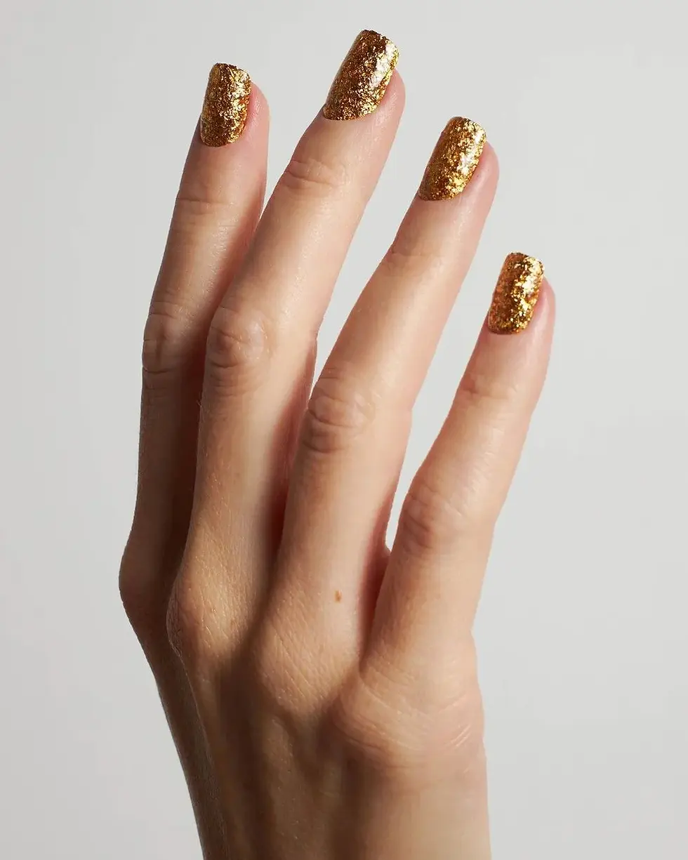 Golden Flakes Dipping Powder: Stylische Akzente auf den Nägeln mit modischem Dipping Powder, perfekt für eine vollständige Maniküre mit goldenen Highlights in der festlichen Saison.