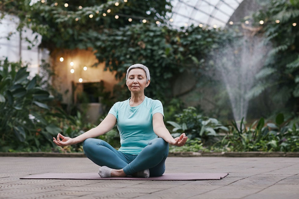 senioren yoga lotus sitz für atemübung bzw meditation