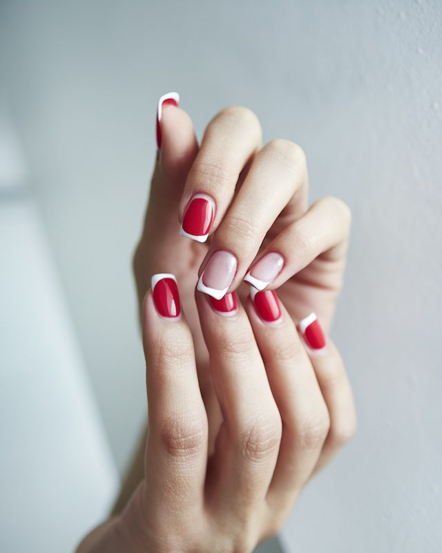 Verleih deinen Nägeln mit diesem kreativen Rote French Nägel Design eine elegante Note, ideal für die Feiertage oder besondere Events.