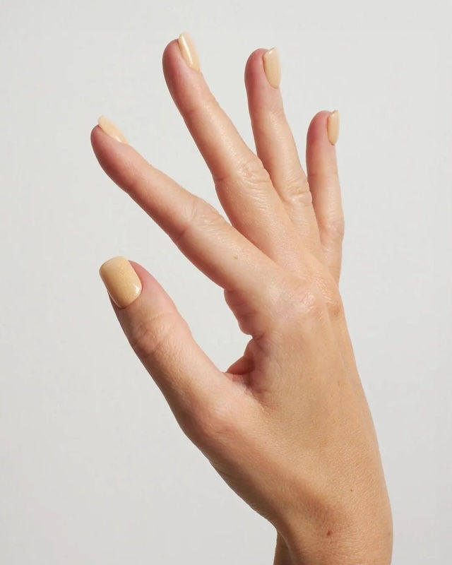 Honey Dipping Powder: Elegante, natürlich aussehende Nägel mit einem leichten Honig-Gelb und dezentem Glitzer, perfekt für sonnige Tage
