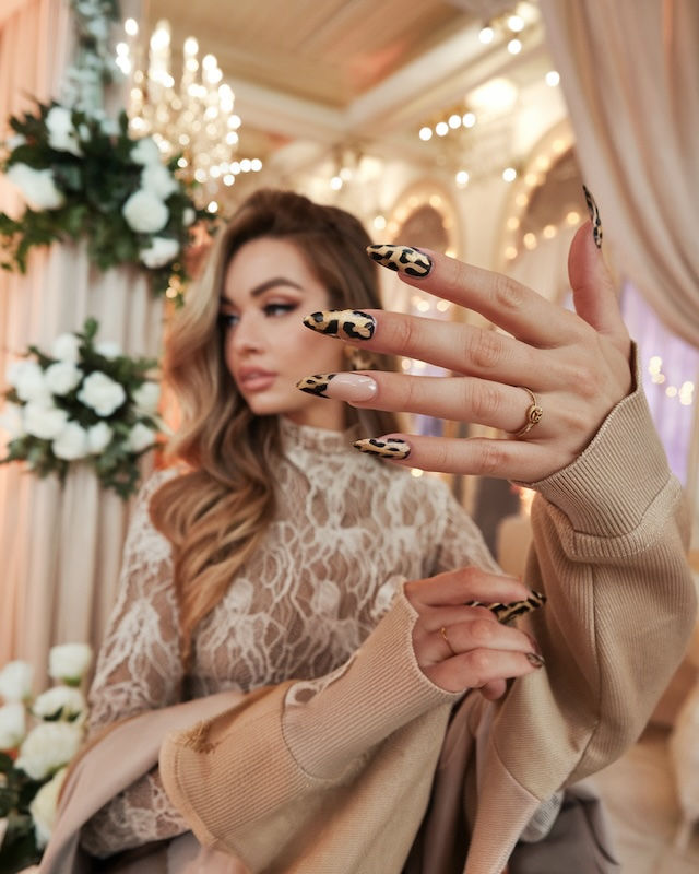 Dezente Leoparden Nägel für eine Hochzeit, mit neutralen Farben und eleganten Akzenten, die dem Outfit einen modernen Touch verleihen