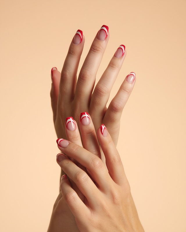 Rote French Nägel mit einem modernen Twist – perfektes Nageldesign, das klassische Eleganz mit einem Hauch von Farbe kombiniert.