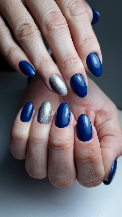 Perfekte dunkelblaue Nägel, die einen edlen, tiefen Farbton mit luxuriösem Glanz bieten.