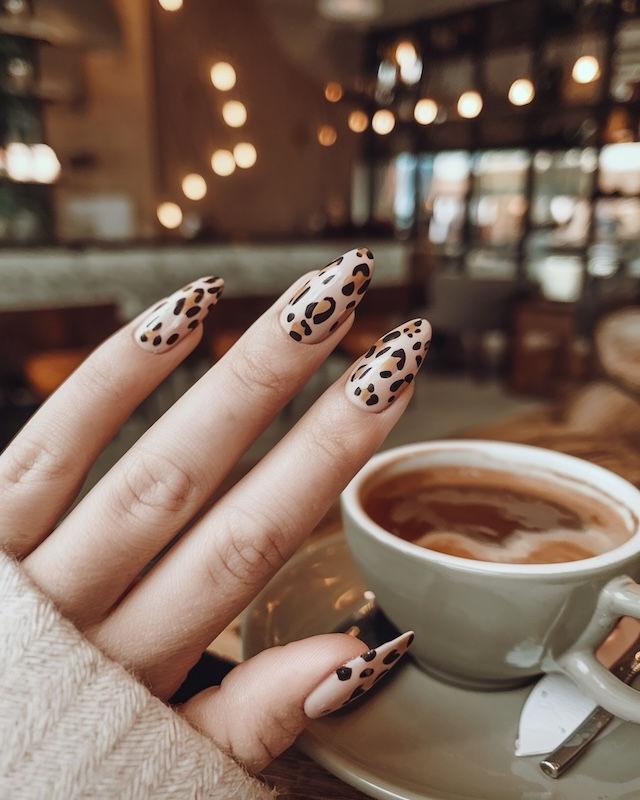 Leoparden Nägel, die perfekt zu einem entspannten Freizeitlook beim Kaffee mit Freunden passen und einen kreativen Touch verleihen.