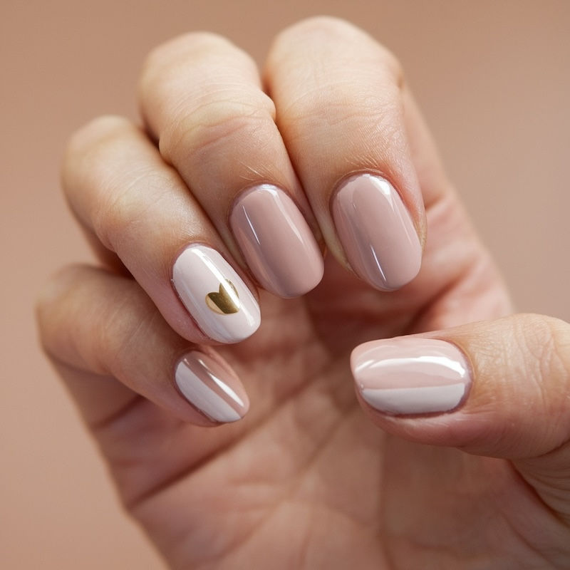 Elegant und glamourös: Rosa Nägel mit goldenem Herz strahlen Luxus und Stil aus – perfekt für einen festlichen Valentinstag.