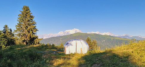 vue extérieure de la bulle avec le Mont-Blanc