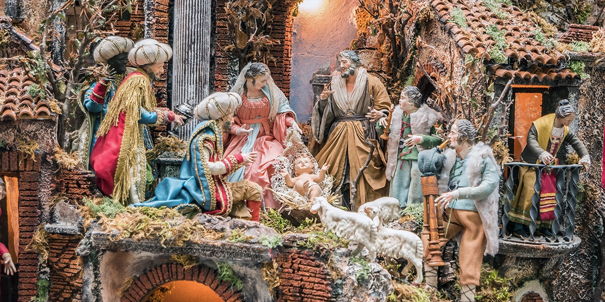 WEB3-Via-San-Gregorio-Armeno-NATIVITY-NAPLES-ITALY-shutterstock_743951983.webp