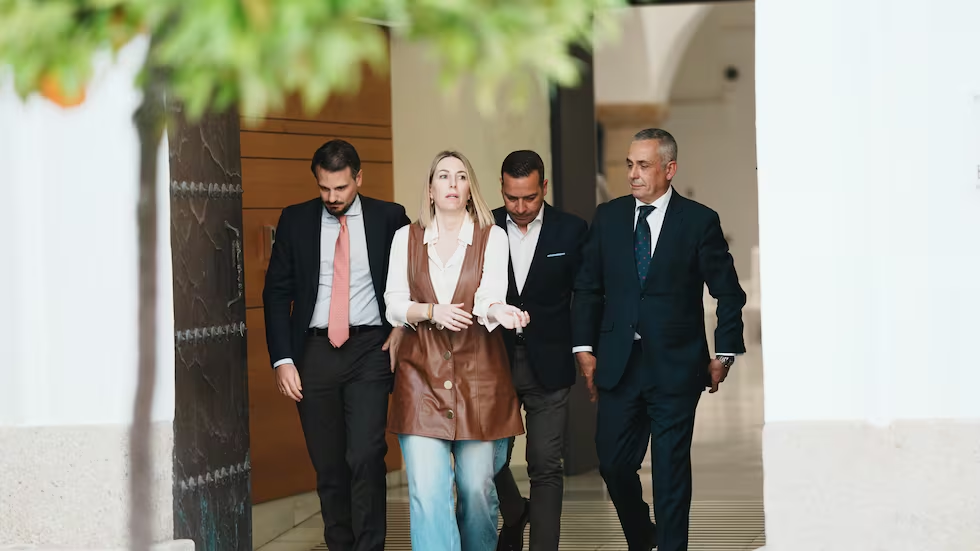 Los dirigentes regionales del Partido Popular y Vox, fotografiados antes de la convocatoria a los medios de ayer en Mérida. Fuente: El País