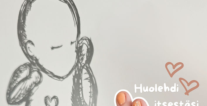 Musta-harmaa kuva, jossa alalaidassa kolme sormea, joissa oranssia kynsilakkaa. Sormien vieressä valkoisella teksti "Huolehdi itsestäsi" ja niiden vieressä kaksi pientä oranssia sydäntä. Sormien vasemmalla puolella musta piirros vastasyntyneestä vauvasta, jolla on piirretty sydän rinnan päällä ja teksti "545g".