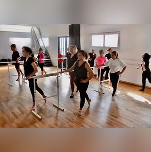 Cours collectifs de Yoga Vinyasa et Yoga doux BarreFit au Studio CADENCE à La Roche sur Yon