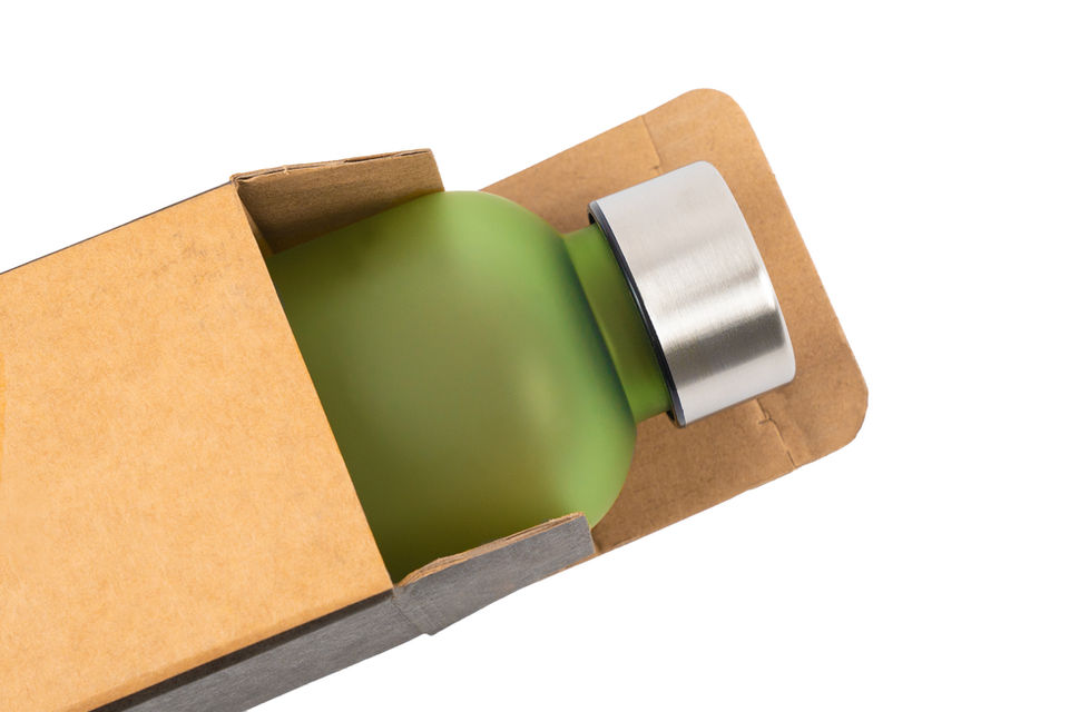 Imagen de producto de botella en fondo blanco, destacando diseño y acabado