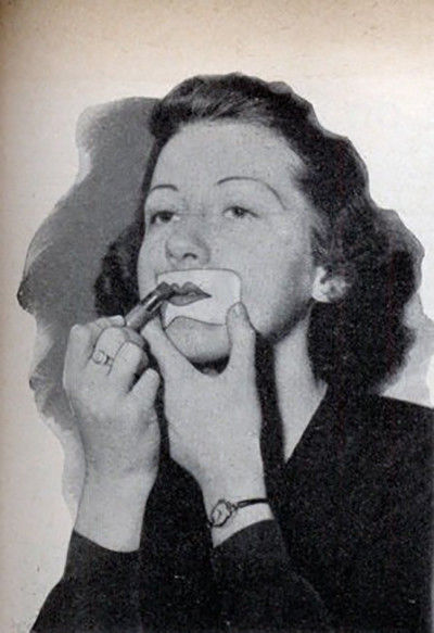 women putting a make up