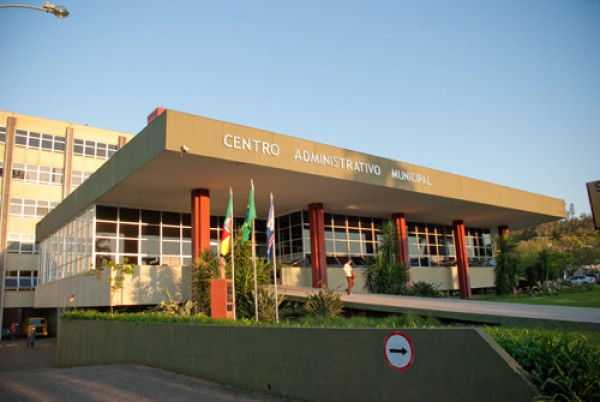 Mulher é condenada a indenizar prefeito, vice e 18 assessores após comentário no Facebook