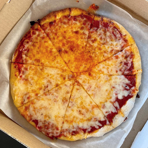 Daniel's Vineyard cheese pizza