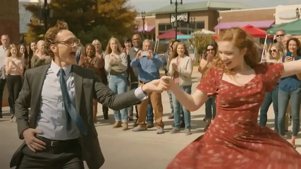 Charles 'Chuck' Krantz (Tom Hiddleston) e Felicia Gordon