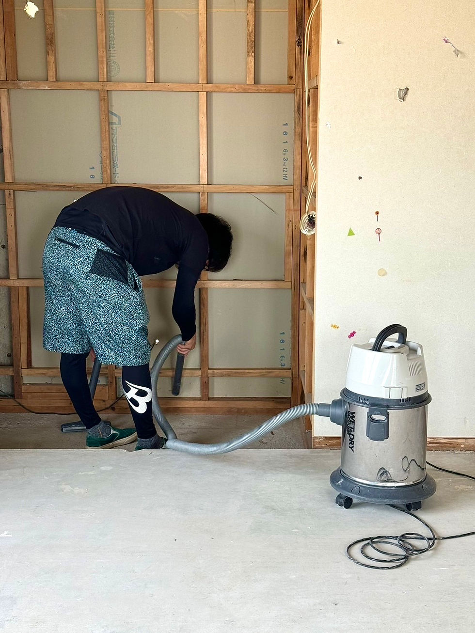 施工現場で掃除をしている様子