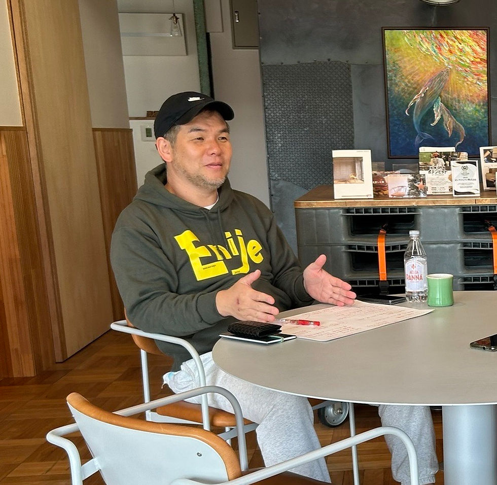 インタビューを受ける清水社長