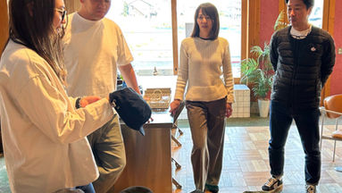 帽子のコンセプトを話す社員