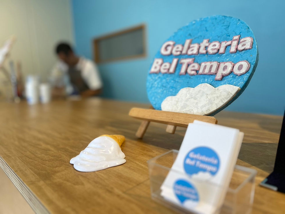 ロゴアップの後ろに店主がいる写真