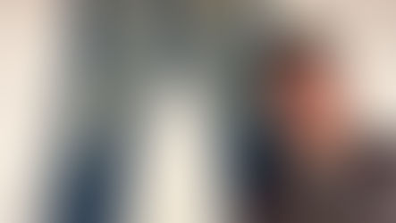 自分で穿きこんだ尾道デニムのまえで記念写真を撮る建築室 鈴木紀彦