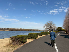 彩湖・道満グリーンパークの園内を歩いて春を探すサンクジャパン代表清水