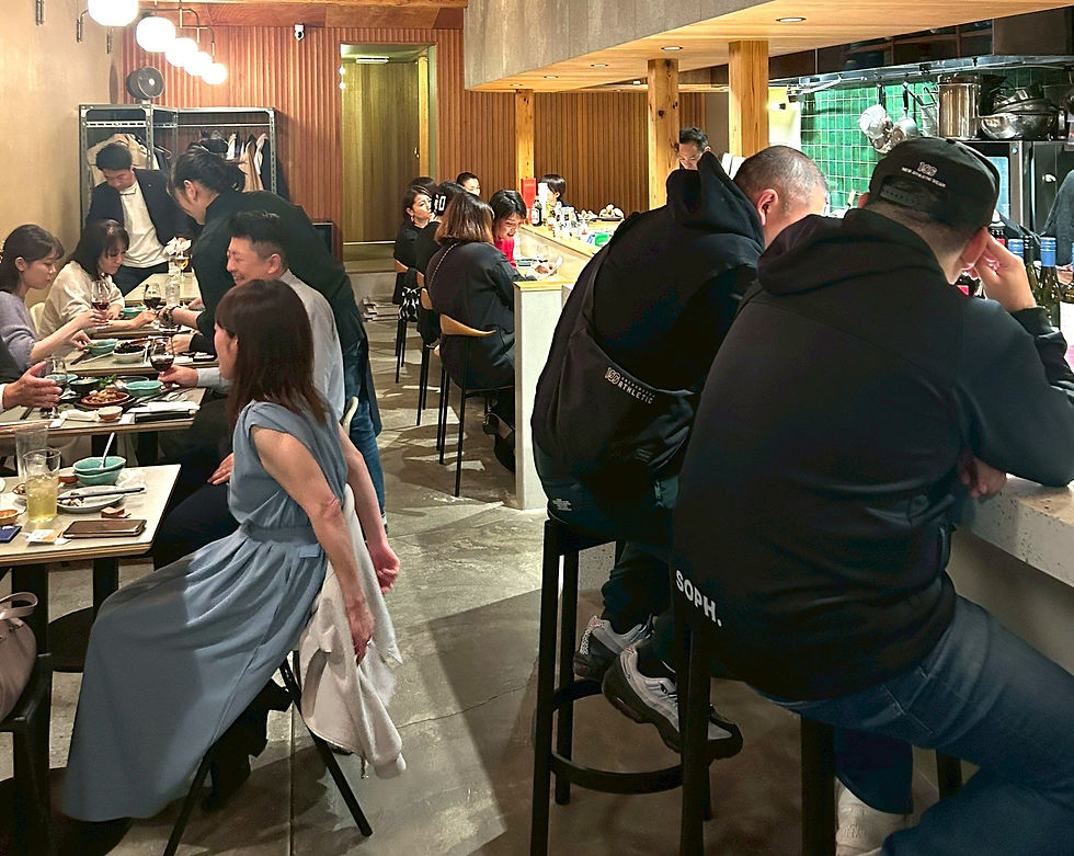 賑わうshitagoyaの店内