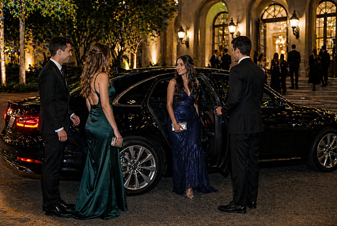Formandos desembarcando de carro executivo preto em evento de formatura em São Paulo com chegada sofisticada