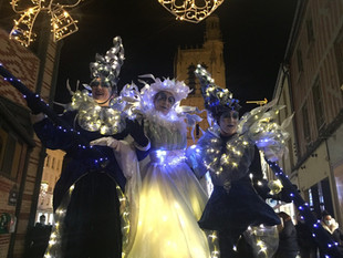 LES ÉCHASSIERS LUMINEUX FEERIES BLANCHES SERONT À CHAMBOURCY pour fêter Noel