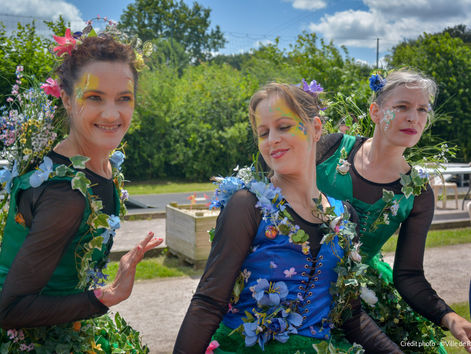 La tournée du printemps continue avec les femmes fleurs 