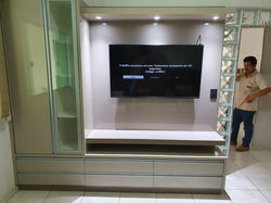 PAINEL COM CRISTALEIRA DE VIDRO
