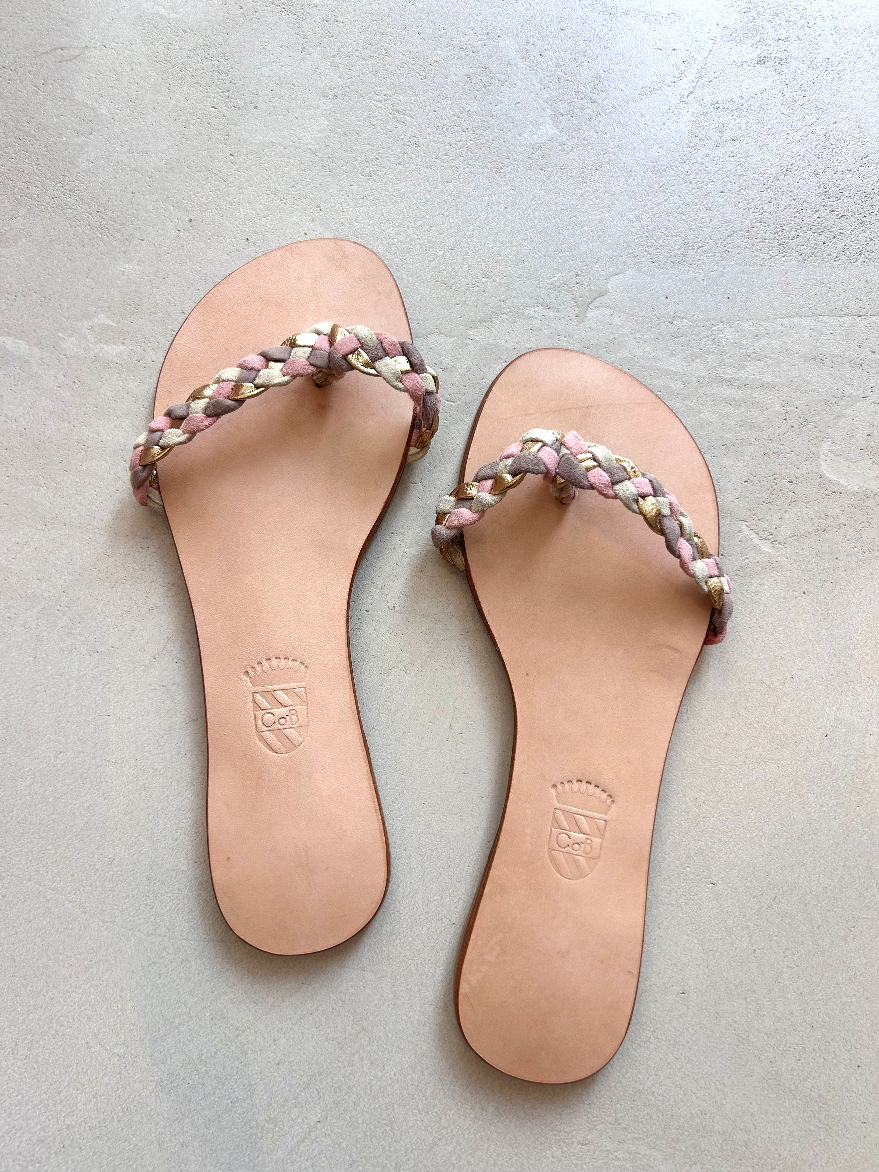 Tongs tressées rose/gris/doré