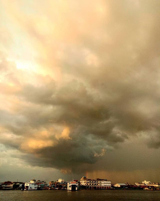 Senja Berteman Rintik Hujan