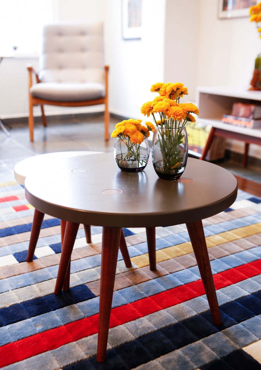 dicas para decorar a casa com flores - sala - decoração retrô - Revista OcaPop - Buji - Flare Foto