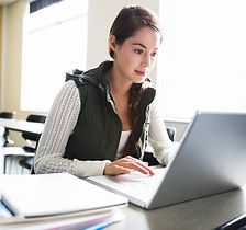 Donna di apprendimento nel computer