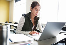 Femme d'apprentissage en informatique