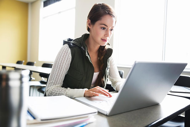 Aprendizaje Mujer en la computadora