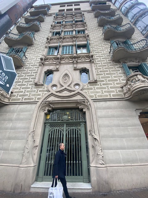 Altos portales en las capitales europeas, puertas hechas para otra clase de humanos