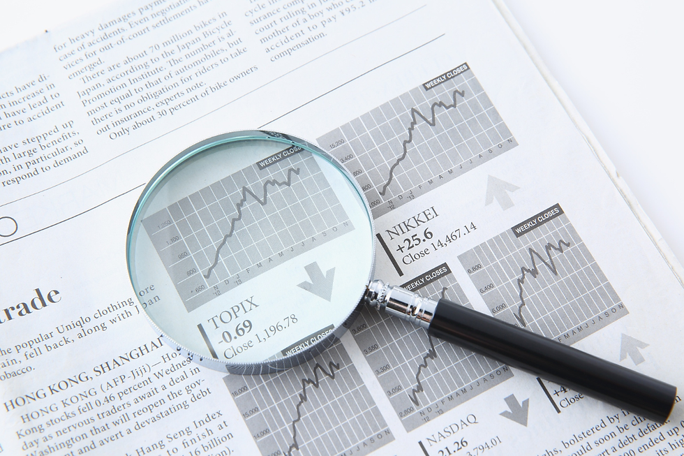 Lupa sobre periódico financiero con gráficos bursátiles y texto de NIKKEI, TOPIX y NASDAQ; tono analítico.