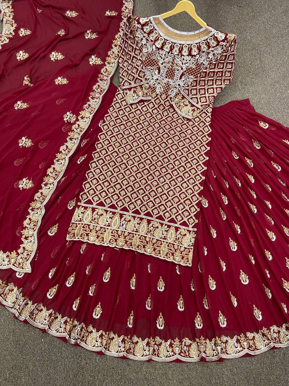 थंबनेल: Heavy party dress