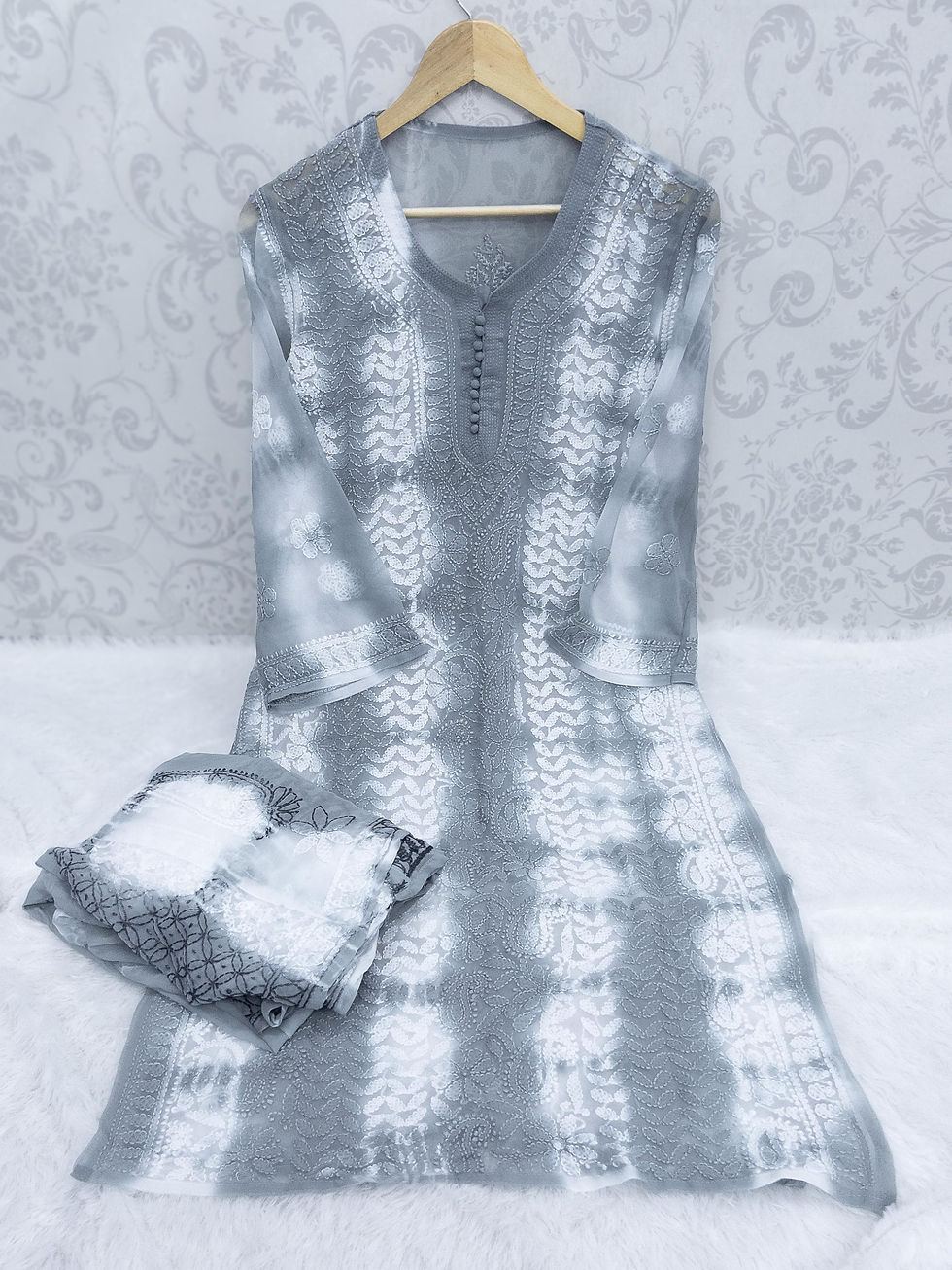 थंबनेल: Jaal chikankari kurta set