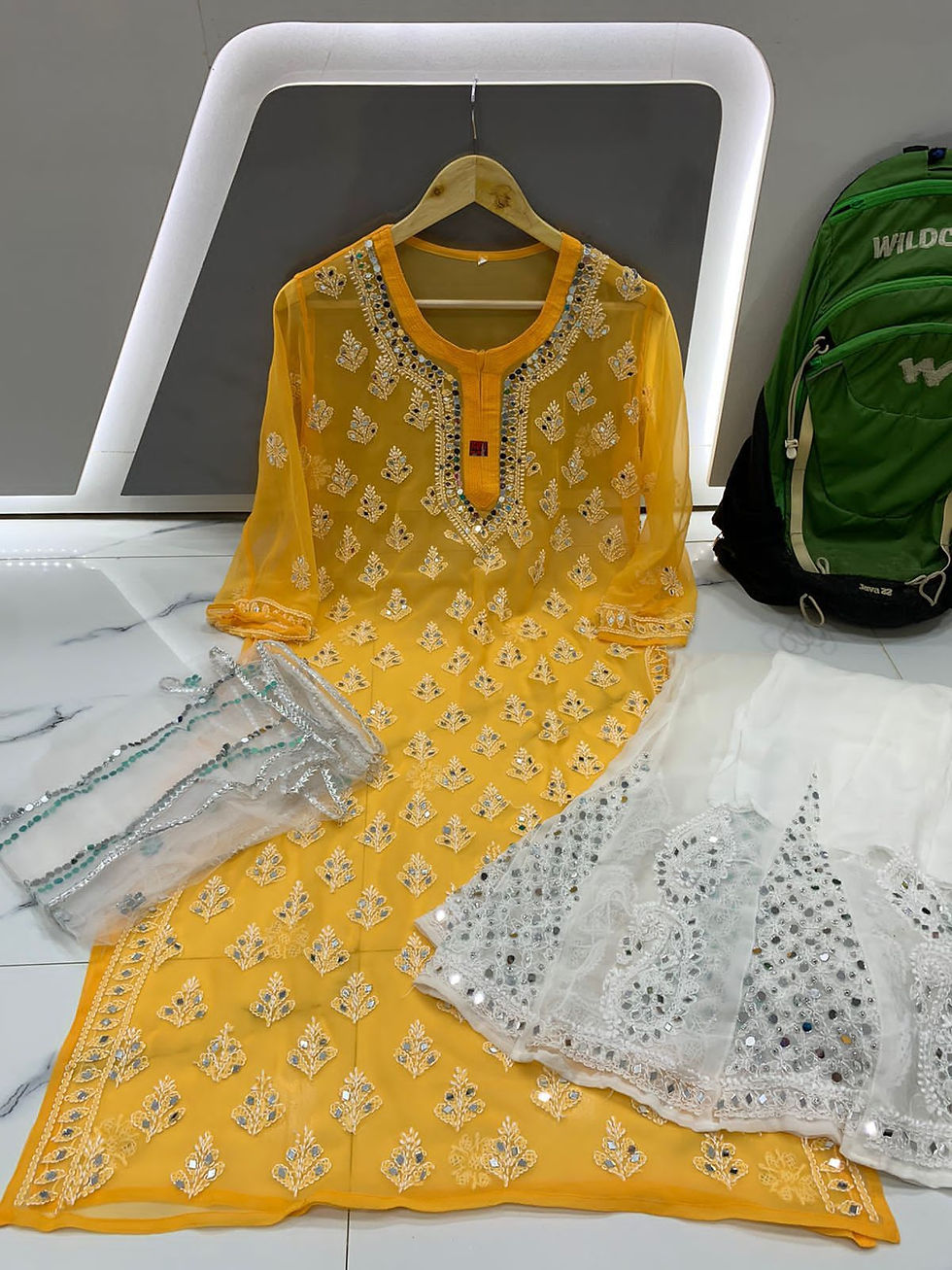 थंबनेल: Omnish Mirror Chikankari Kurta