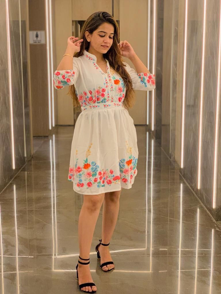 Thumbnail: Red flowie 👗