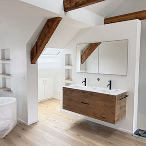 Modernes Badezimmer nach Umbau durch Trockenbauwand und Gipserarbeiten und im Dachgeschoss in Basel