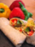 Falafel-Wrap mit knackigem Gemüse und Joghurt-Koriandersauce