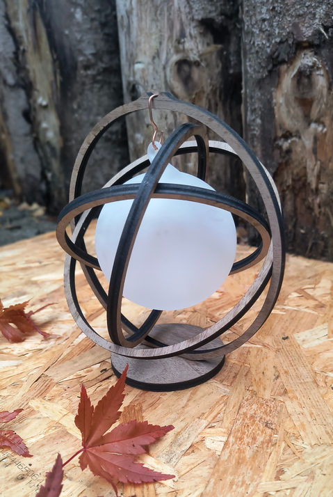 Holzskulptur „Orbit“ mit mattierter Glaskugel, lasergeschnittene Holzringe, dekoratives Handmade-Designobjekt.