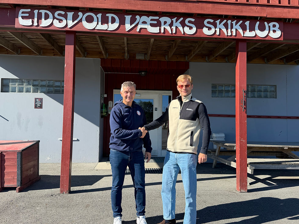 Godt håndtrykk etter signert avtale med Geir-Helge Sjaaeng og Haaken Nicolai Mathiesen.